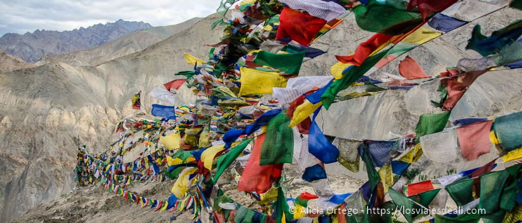 Libros de viajes para explorar el mundo desde el sofá 20 libros de viajes: banderas del himalaya