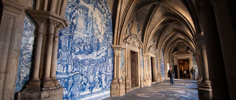 se de oporto arcos y azulejos del claustro