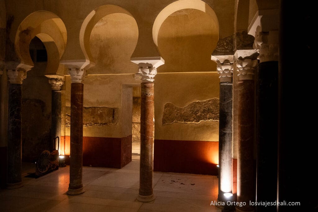 baños califales de córdoba con arcos y columnas