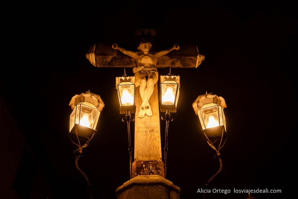 cristo de los faroles por la noche