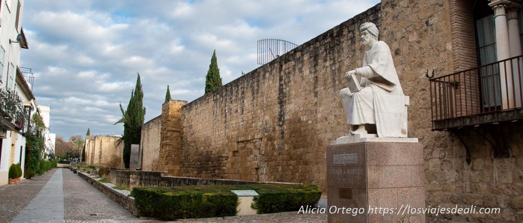 Qué ver en Córdoba en 3 o 4 días completos 11 qué ver en córdoba, muralla y estatua de averroes