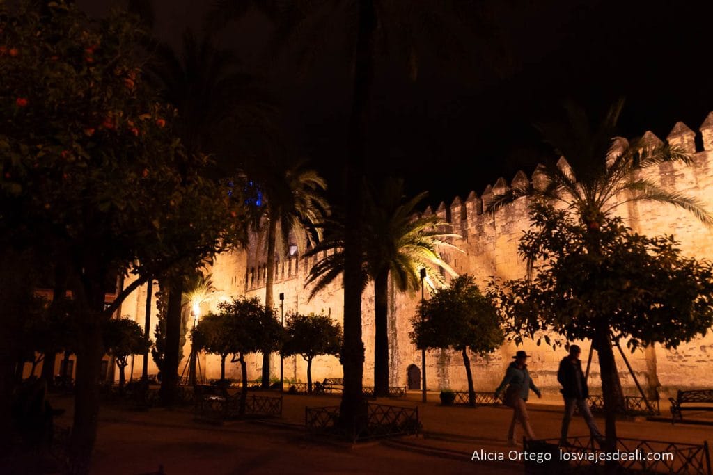 murallas del alcázar de córdoba por la noche iluminadas
