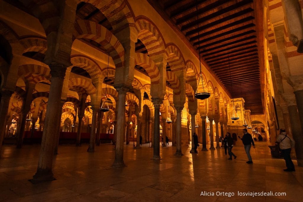 interior de la mezquita que ver en córdoba