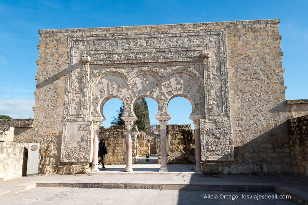 Guía completa para visitar Medina Azahara: historia y consejos prácticos 50 fachada de un palacio de medina azahara