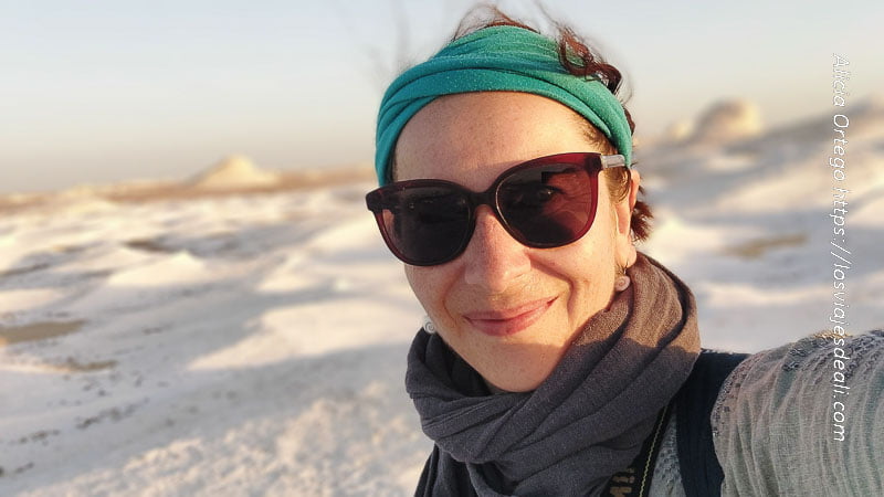 selfie de Alicia Ortego en el desierto blanco de egipto