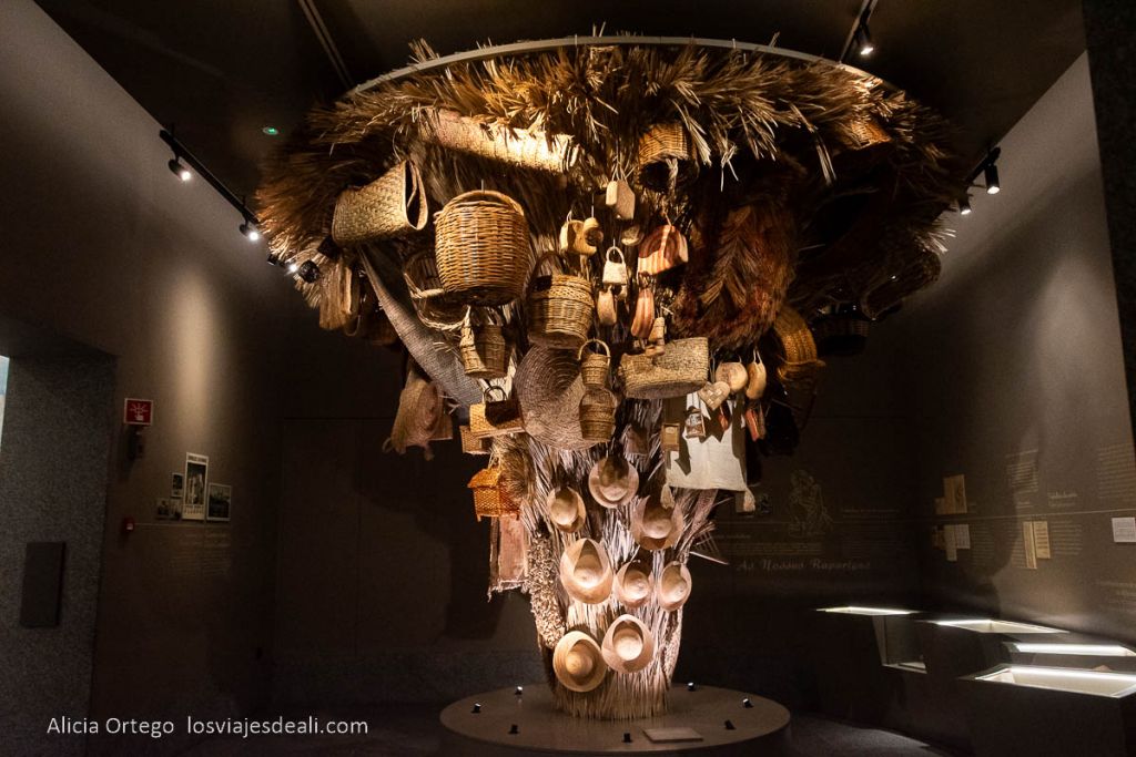 árbol con cestería artesanal en el museo de lagos