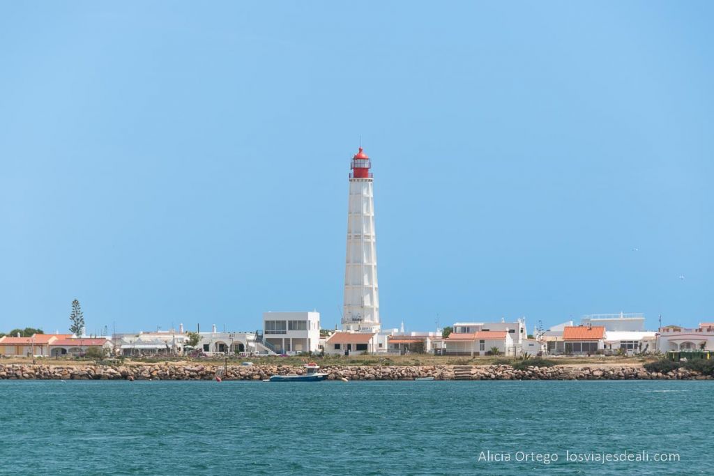 Un día en Ilha Deserta, el impresionante caribe portugués cerca de Faro (Algarve) 57 ilha do farol con un gran faro
