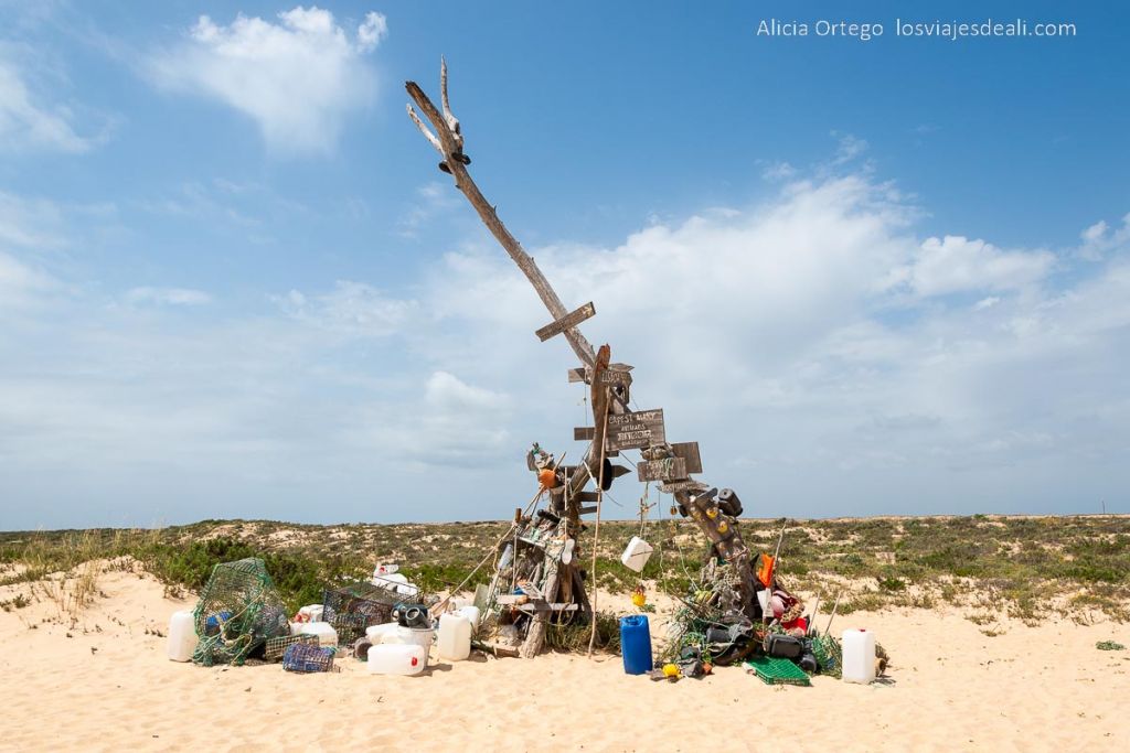 Un día en Ilha Deserta, el impresionante caribe portugués cerca de Faro (Algarve) 62 cabo de santa maría con escultura rodeada de plásticos