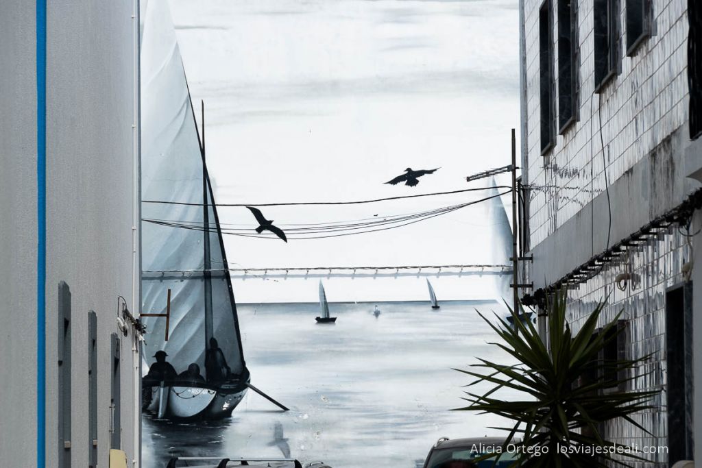 Descubre Olhão, el encanto secreto del Algarve (Portugal) 61 mural con escena de mar, barcos y gaviotas
