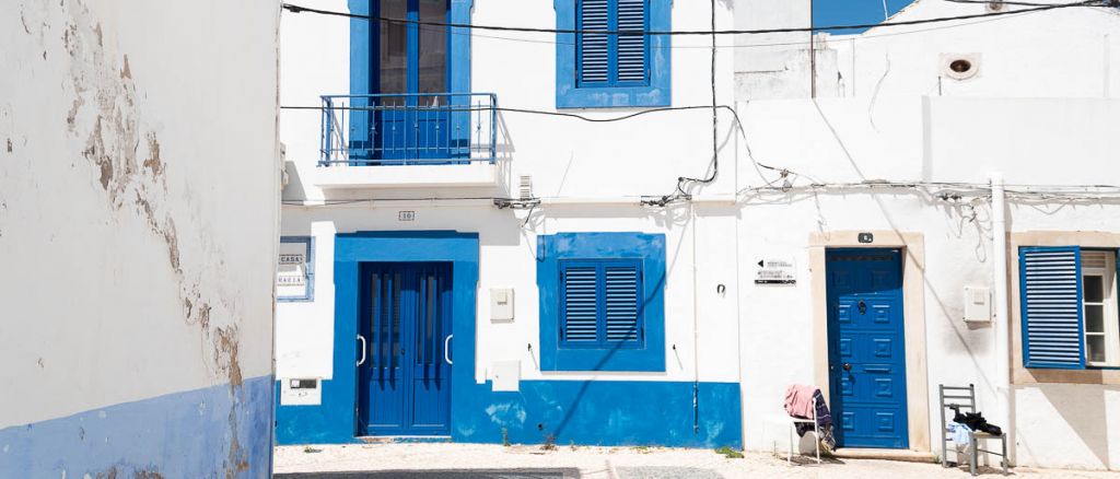 casas de olhao pintadas de blanco y azul