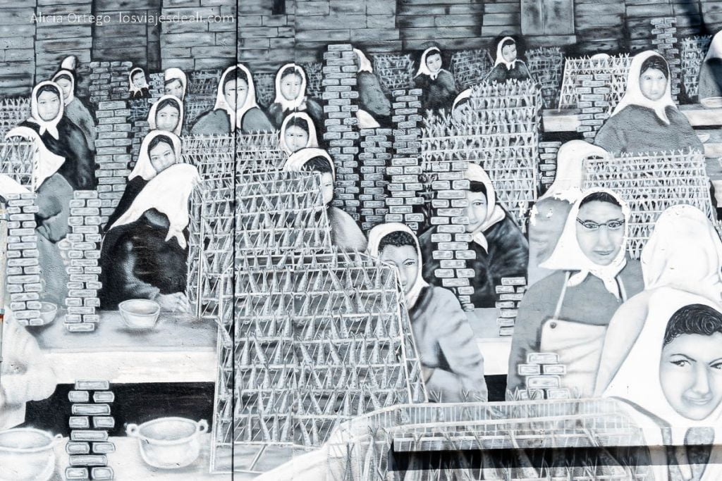 Descubre Olhão, el encanto secreto del Algarve (Portugal) 62 mural con imagen de mujeres trabajando en fábrica de pescado