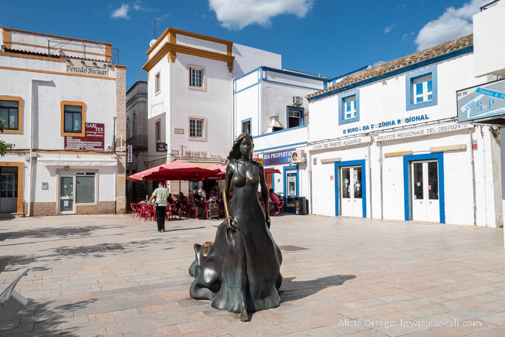 Descubre Olhão, el encanto secreto del Algarve (Portugal) 54 plaza del centro de olhao con la sirena