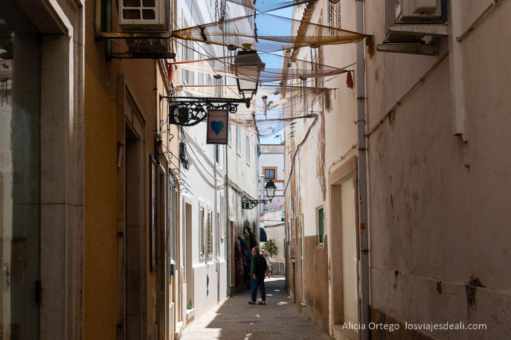 Descubre Olhão, el encanto secreto del Algarve (Portugal) 58 calle con redes de pesca decorando