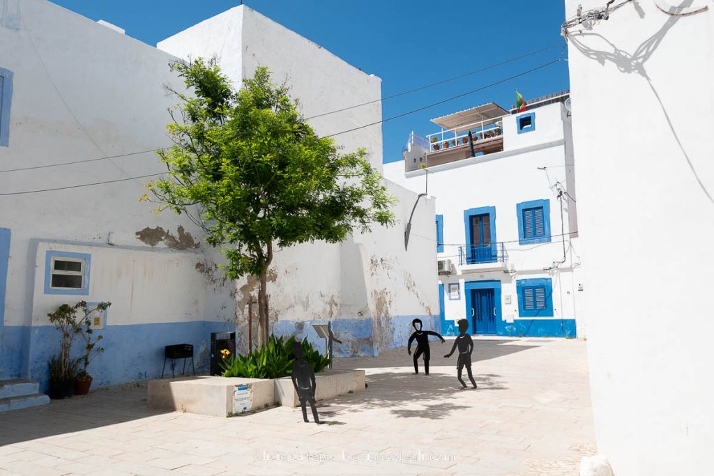 Descubre Olhão, el encanto secreto del Algarve (Portugal) 60 plaza de la leyenda del niño moro