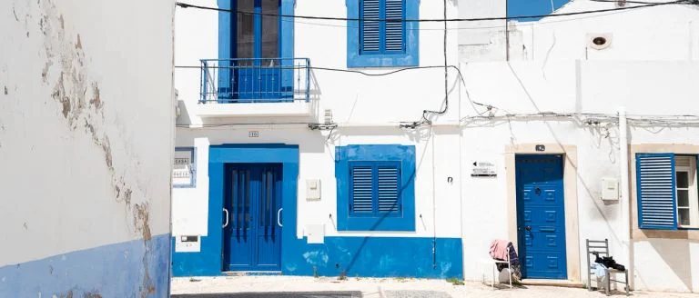 casas de olhao pintadas de blanco y azul