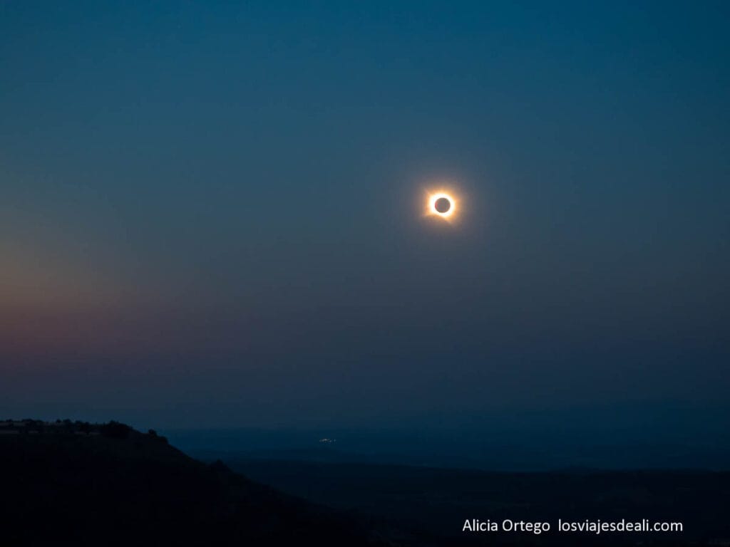 totalidad con paisaje en eclipse de sol total 2026