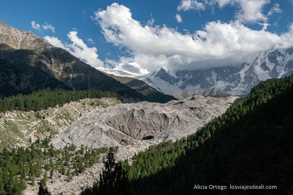Fairy Meadows, el balcón del Nanga Parbat (Pakistán) 54 vista del glaciar rakhiot y la montaña con nubes