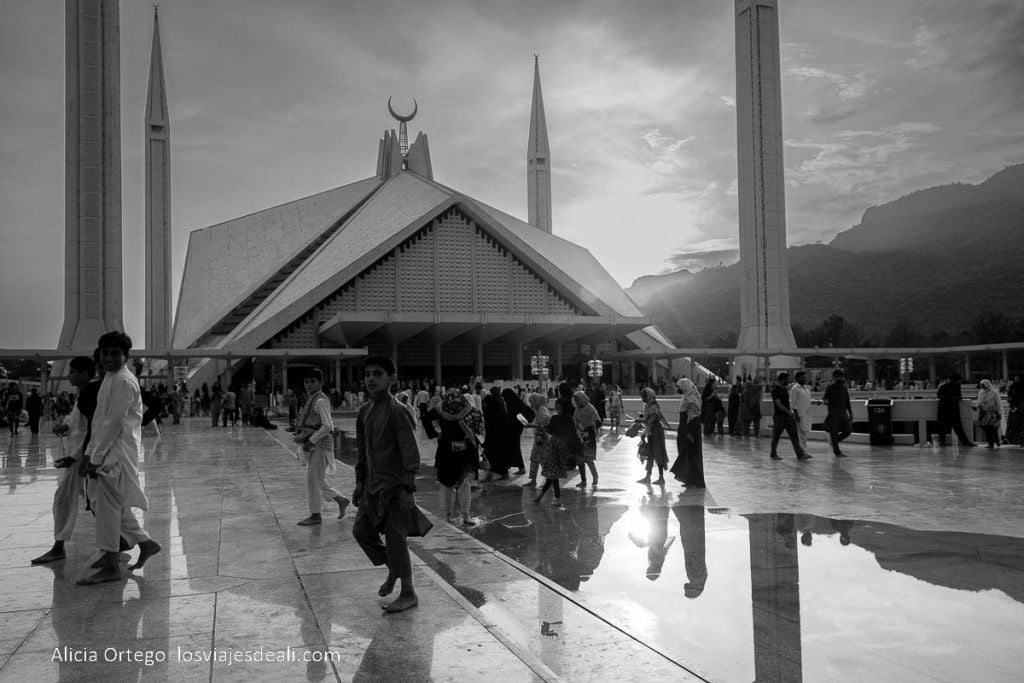 mezquita faisal al atardecer en blanco y negro