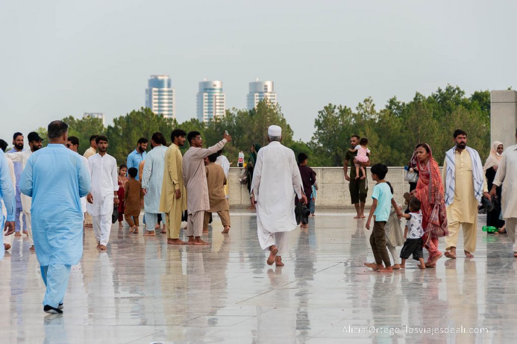 gente en el patio de la mezquita faisal de islamabad