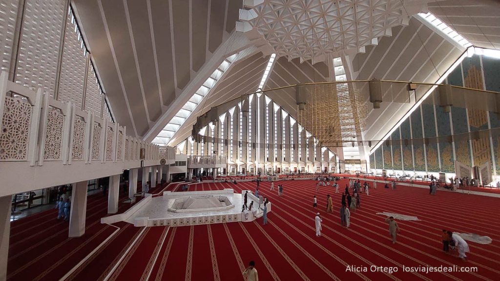 interior de la mezquita faisal de islamabad