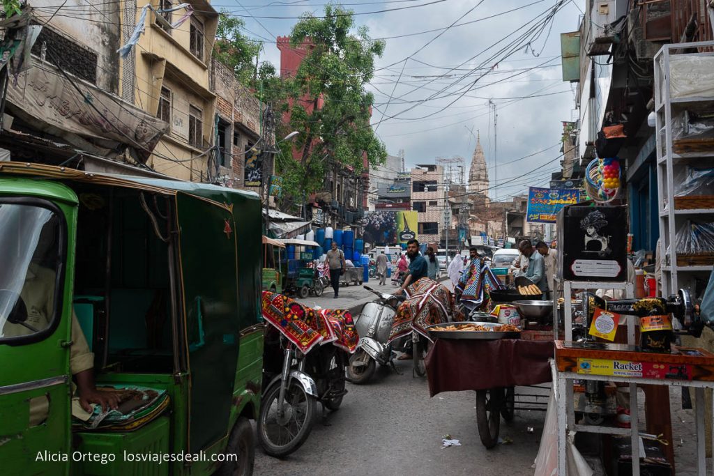 rawalpindi con templo hindu al fondo