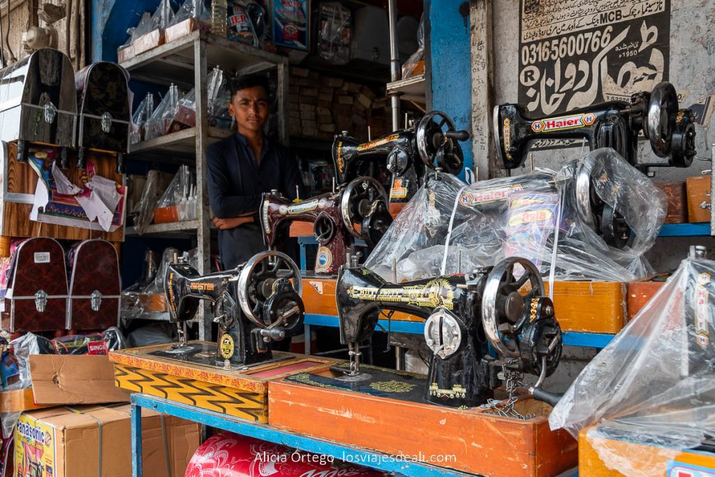 tienda de máquinas de coser antiguas en rawalpindi