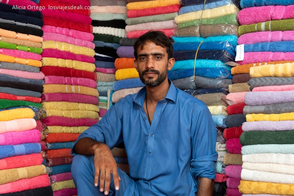 21 días en el Norte de Pakistán: imágenes y sensaciones de un viaje increíble 96 vendedor de toallas de colores