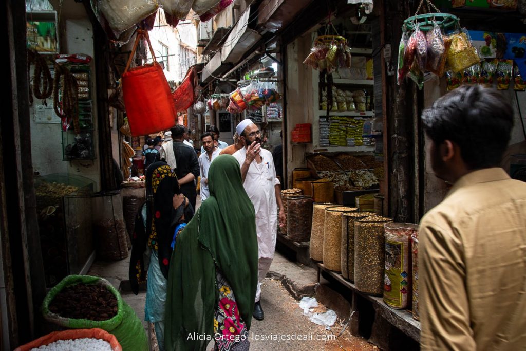 callejón de rawalpindi con tiendas y gente