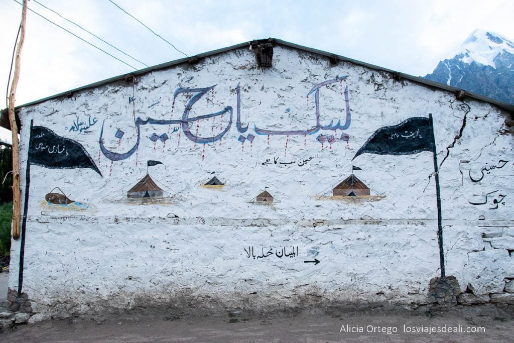 mural con banderas chiíes cerca del nanga parbat