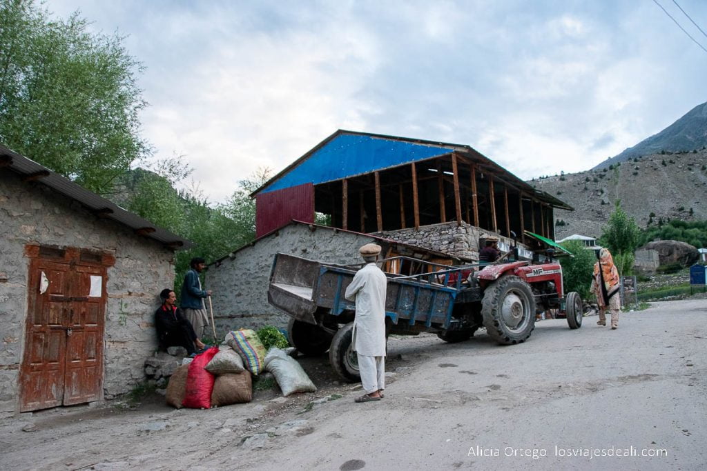 calle de tarishing con gente haciendo labores agrícolas