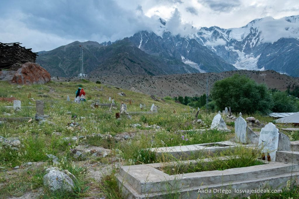 cementerio de tarishing con nanga parbat al fondo