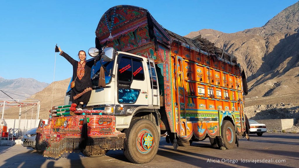 21 días en el Norte de Pakistán: imágenes y sensaciones de un viaje increíble 90 posando sobre la cabina de un camión paquistani