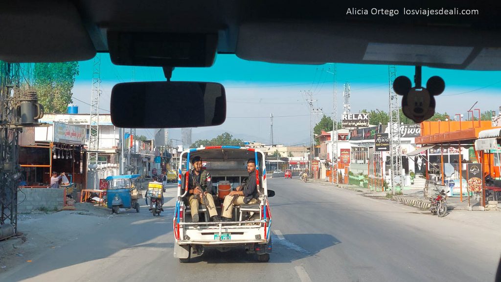 21 días en el Norte de Pakistán: imágenes y sensaciones de un viaje increíble 75 escolta policial viajando por el valle de swat