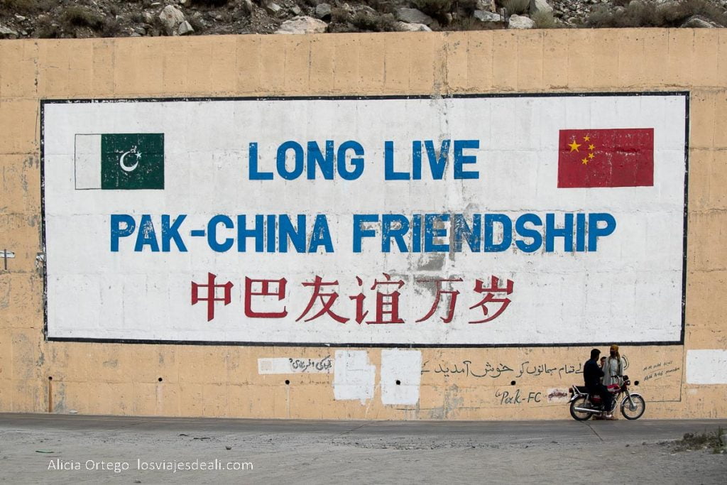 21 días en el Norte de Pakistán: imágenes y sensaciones de un viaje increíble 74 cartel "long live Pak-China friendship" en Pakistan