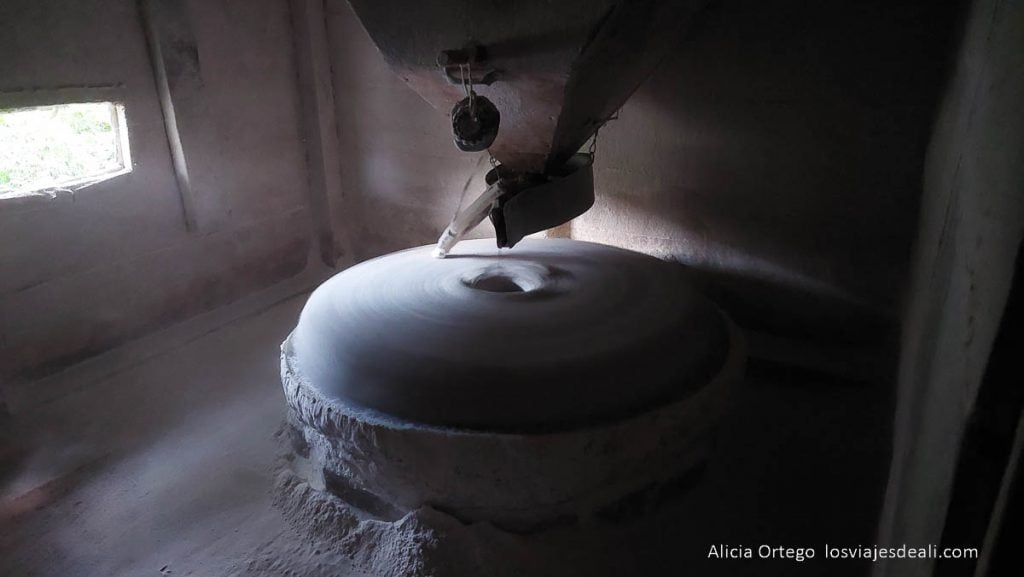 piedra de molino de harina funcionando