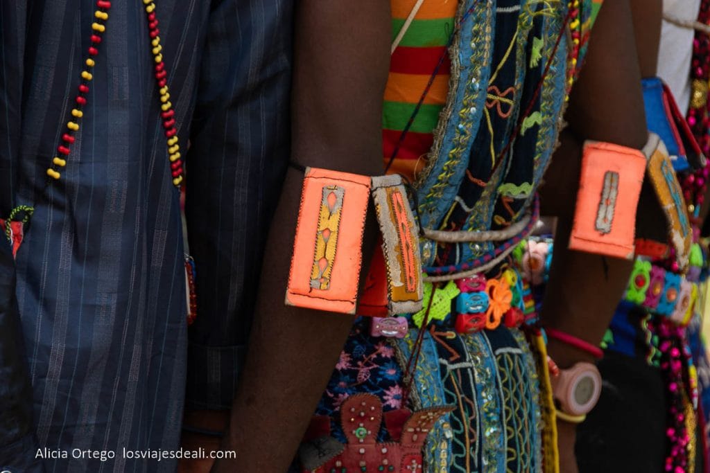 Festival Gerewol de Chad, una aventura inolvidable 104 brazos con bolsitas de gri gris a modo de brazalete