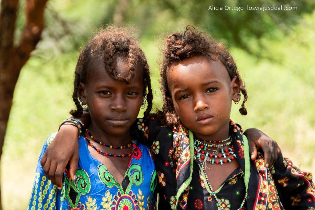 Festival Gerewol de Chad, una aventura inolvidable 97 pareja de niñas wodaabe o bororo