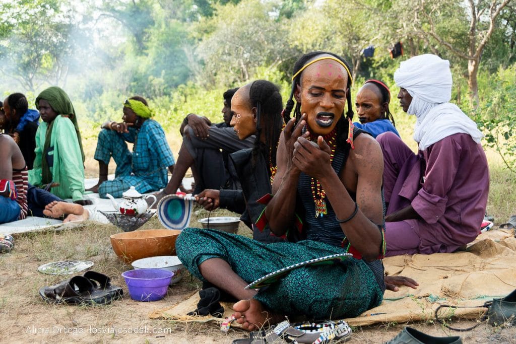 Festival Gerewol de Chad, una aventura inolvidable 108 maquillándose para el gerewol