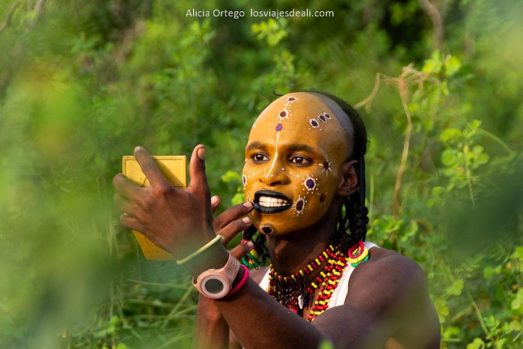 Festival Gerewol de Chad, una aventura inolvidable 109 wodaabe sudu sukaya maquillándose para el gerewol