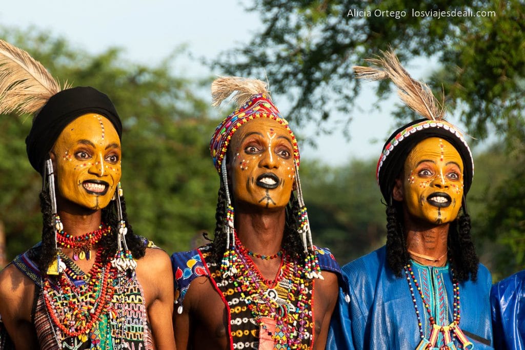 Festival Gerewol de Chad, una aventura inolvidable 118 wodaabe haciendo muecas en el gerewol