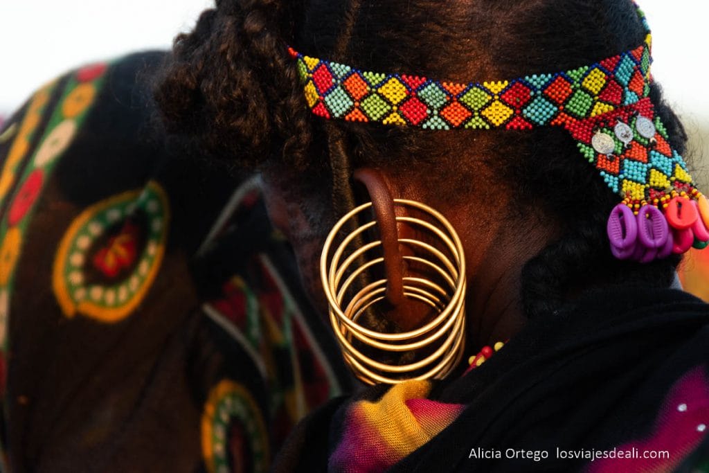 Festival Gerewol de Chad, una aventura inolvidable 105 mujer wodaabe con varios aros grandes en la oreja