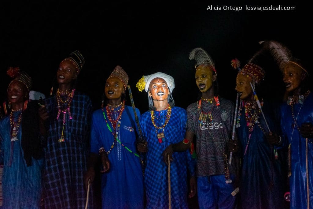 Festival Gerewol de Chad, una aventura inolvidable 123 danzantes del gerewol por la noche