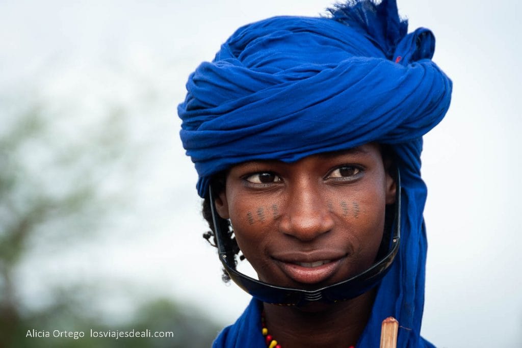 Festival Gerewol de Chad, una aventura inolvidable 107 joven nómada wodaabe con turbante azul