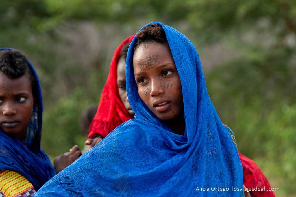 Festival Gerewol de Chad, una aventura inolvidable 120 mujer joven con velo azul en el gerewol