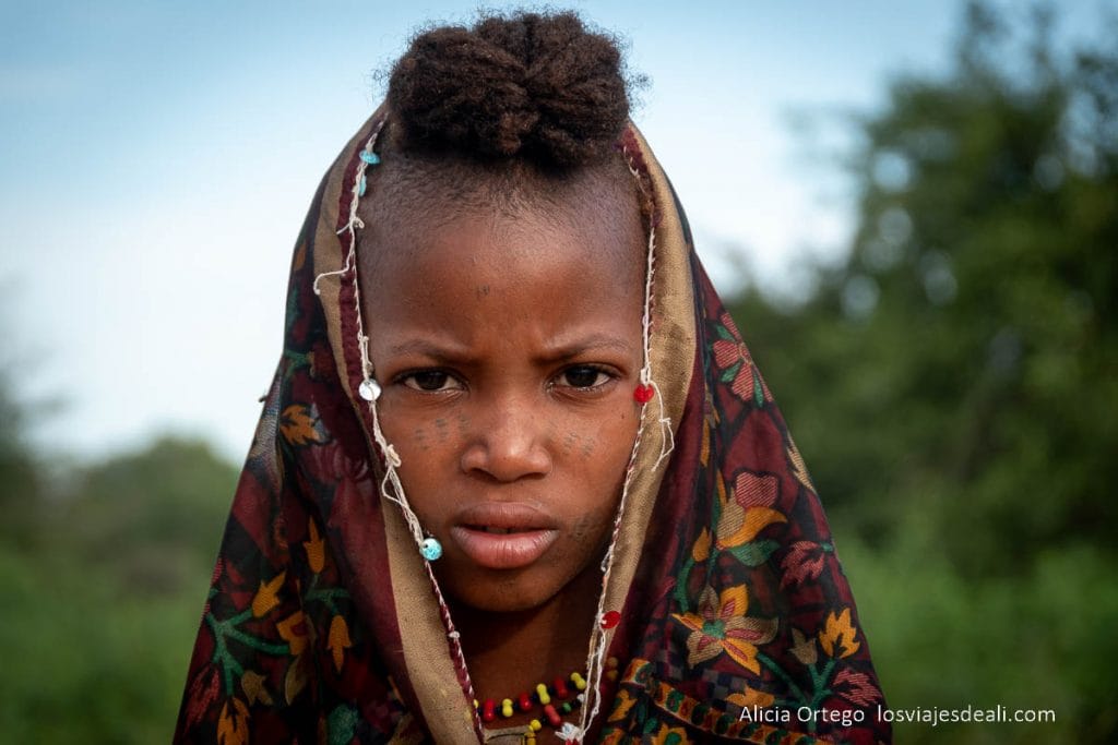 Festival Gerewol de Chad, una aventura inolvidable 106 retrato de niña wodaabe con velo en la cabeza
