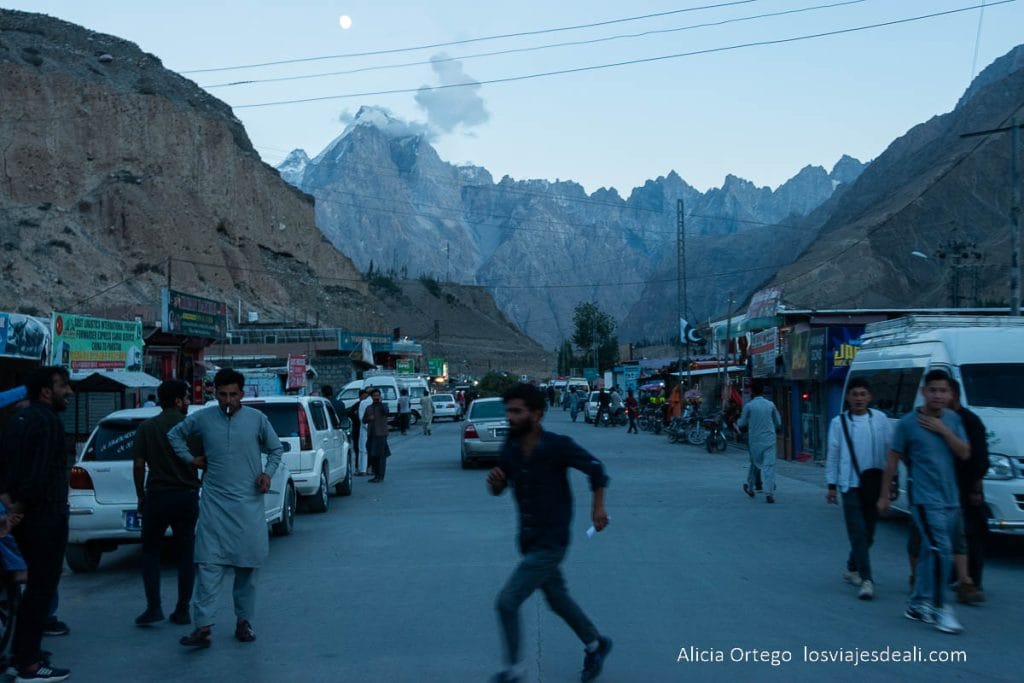 carretera que cruza sust, el último pueblo de pakistán