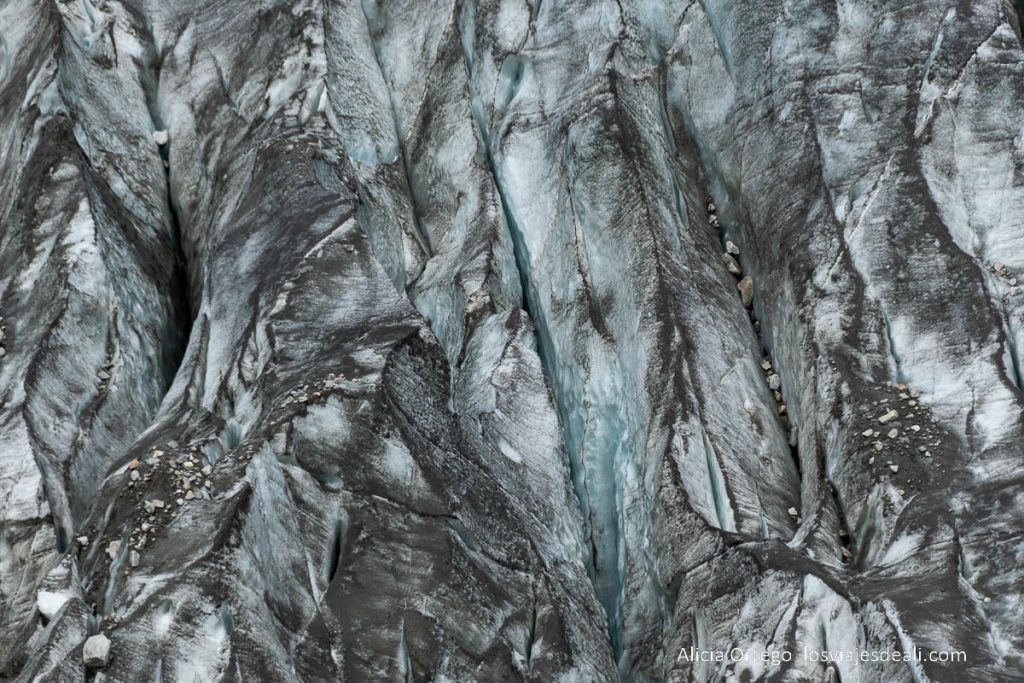 hielo del glaciar de passu con tierra