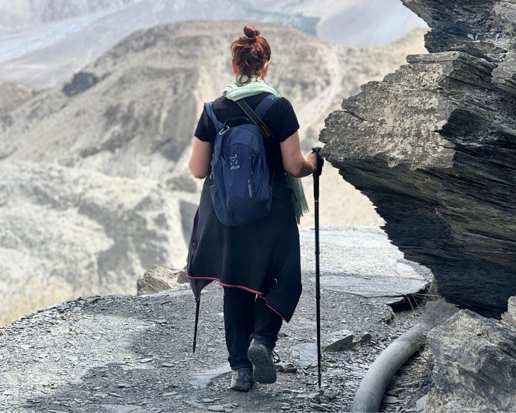 Cosas que se echan de menos al volver de un viaje 69 caminando con mis bastones de espaldas a la cámara