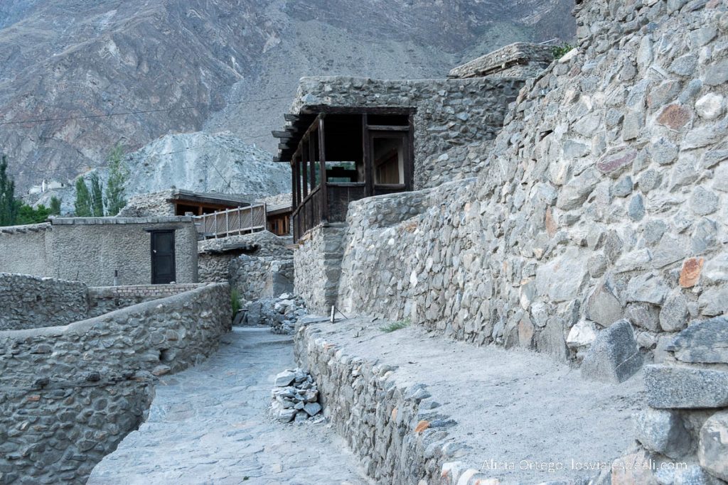 Calle de karimabad con arquitectura en piedra