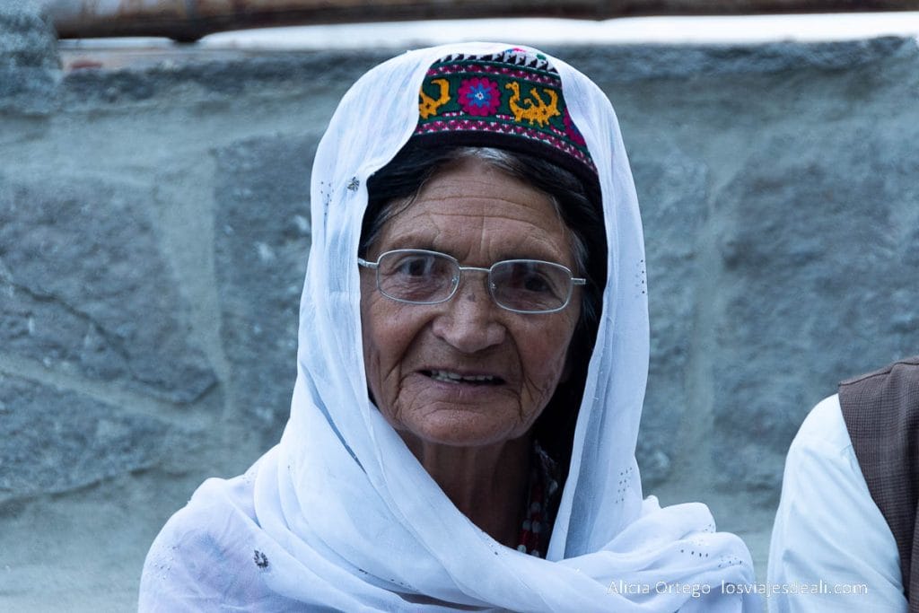 Qué ver en Karimabad en dos días: guía completa de este imprescindible del Norte de Pakistán 60 mujer mayor de karimabad